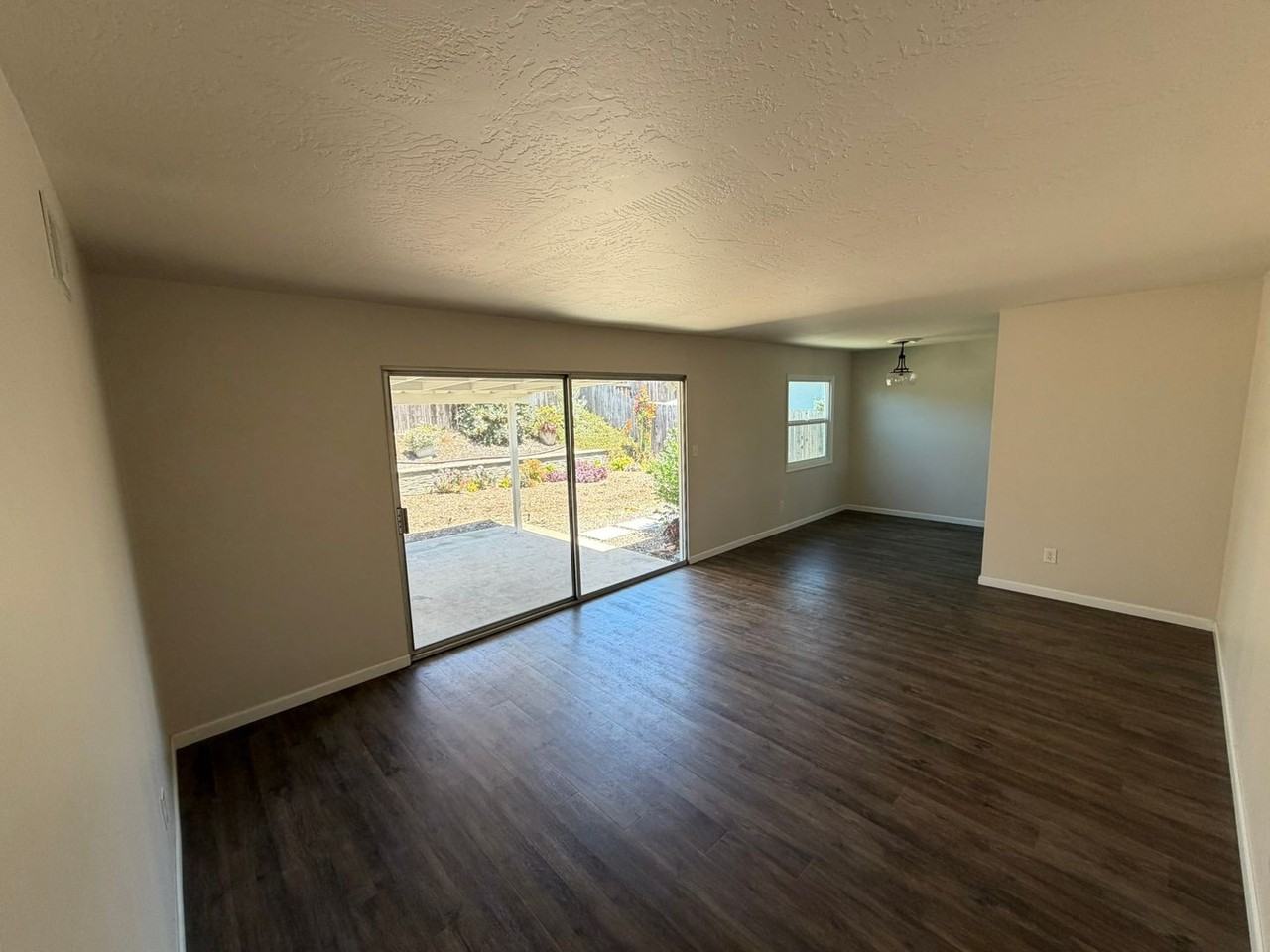 6315 Lake Arago Ave - Photo 4 of 33