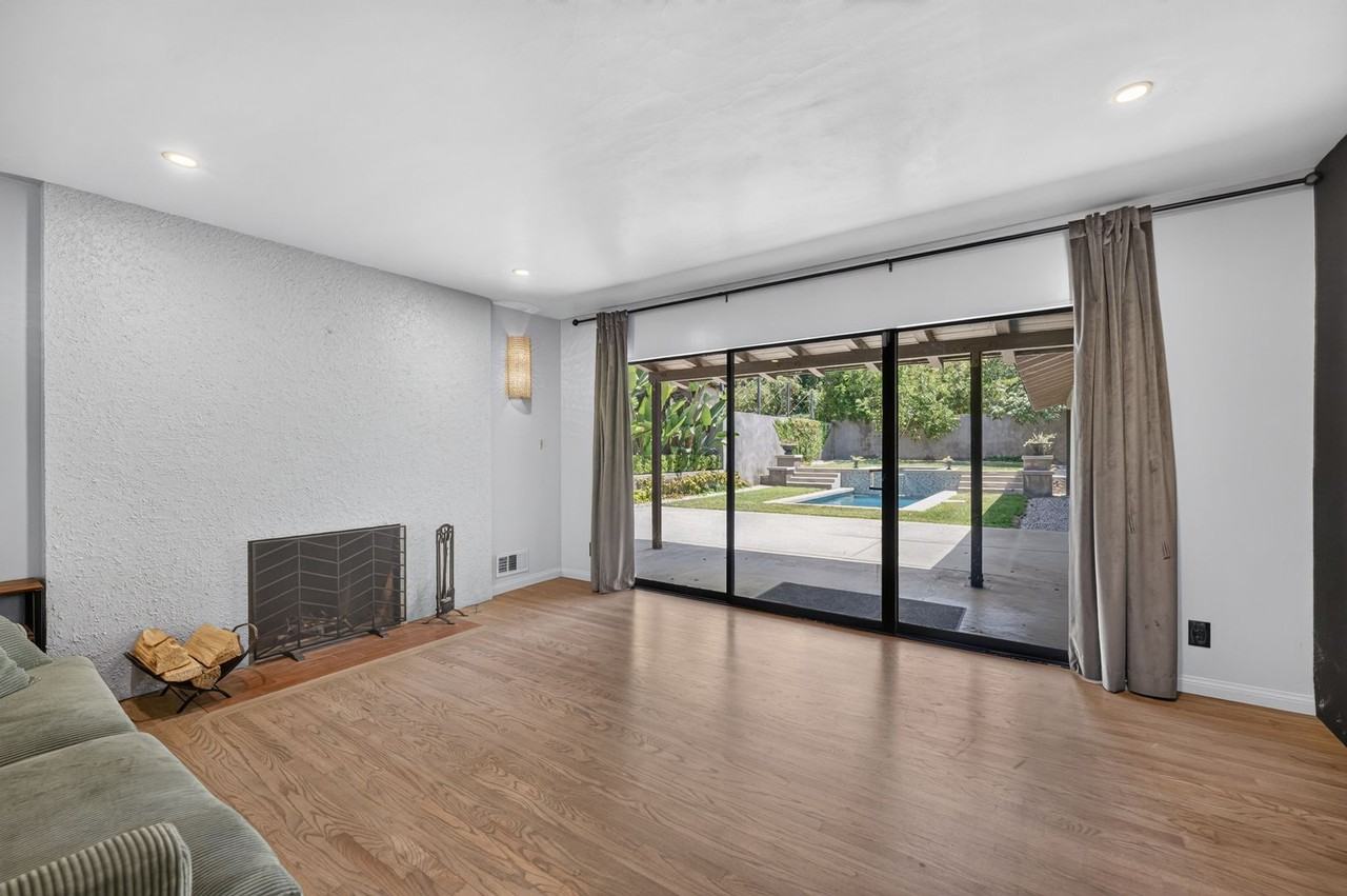 614 N Glendora Ave - Photo 4 of 30