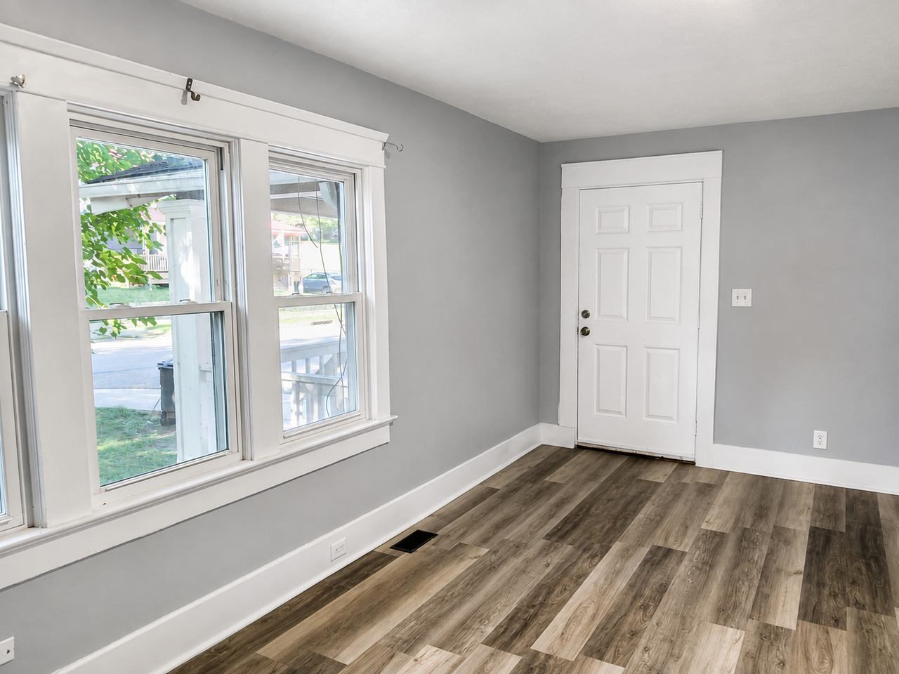 1400 Pondview Ave - Photo 2 of 9