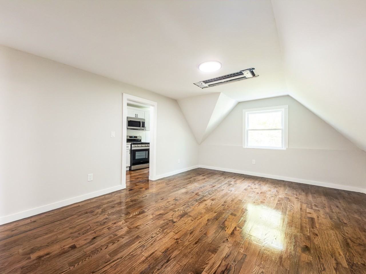 The 560 - Photo 4 of 6