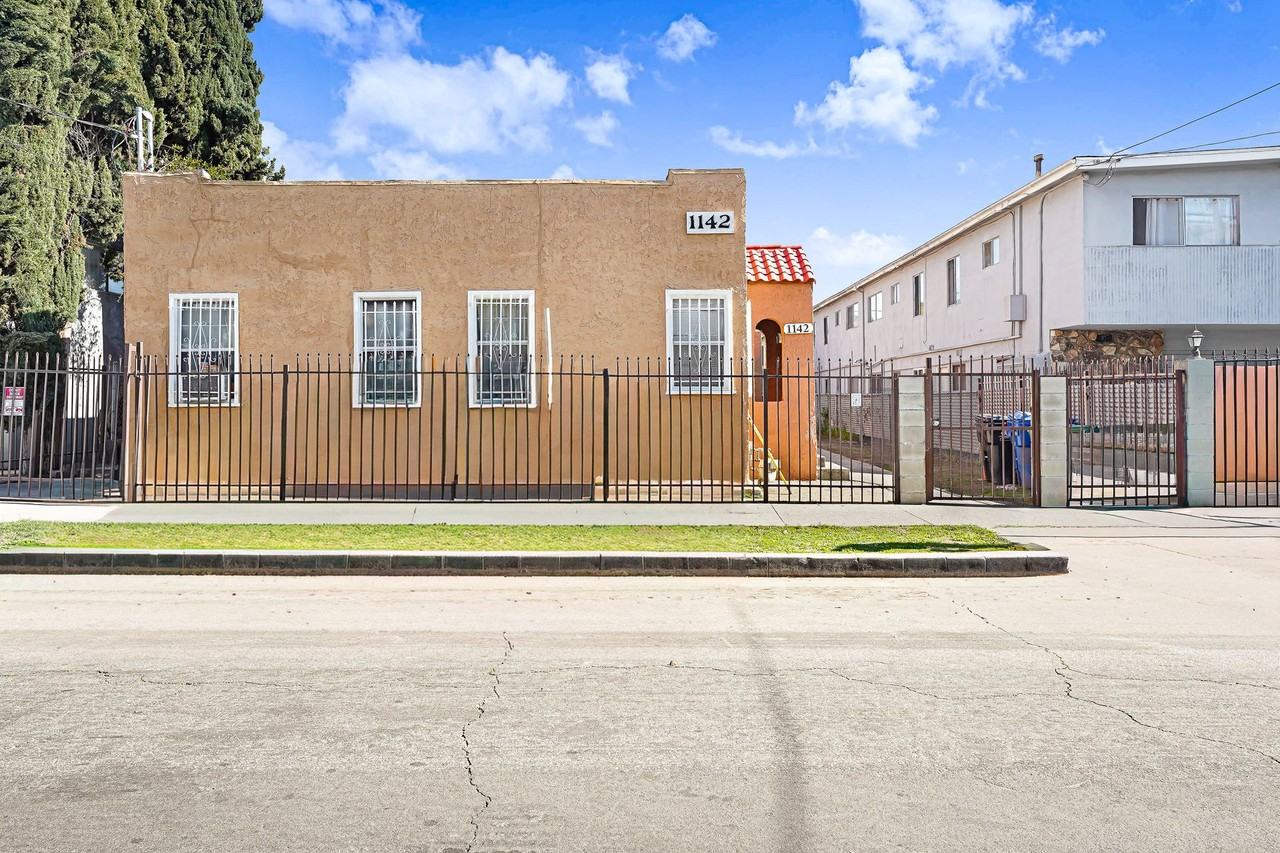 1142 N Mariposa Ave - Photo 3 of 11