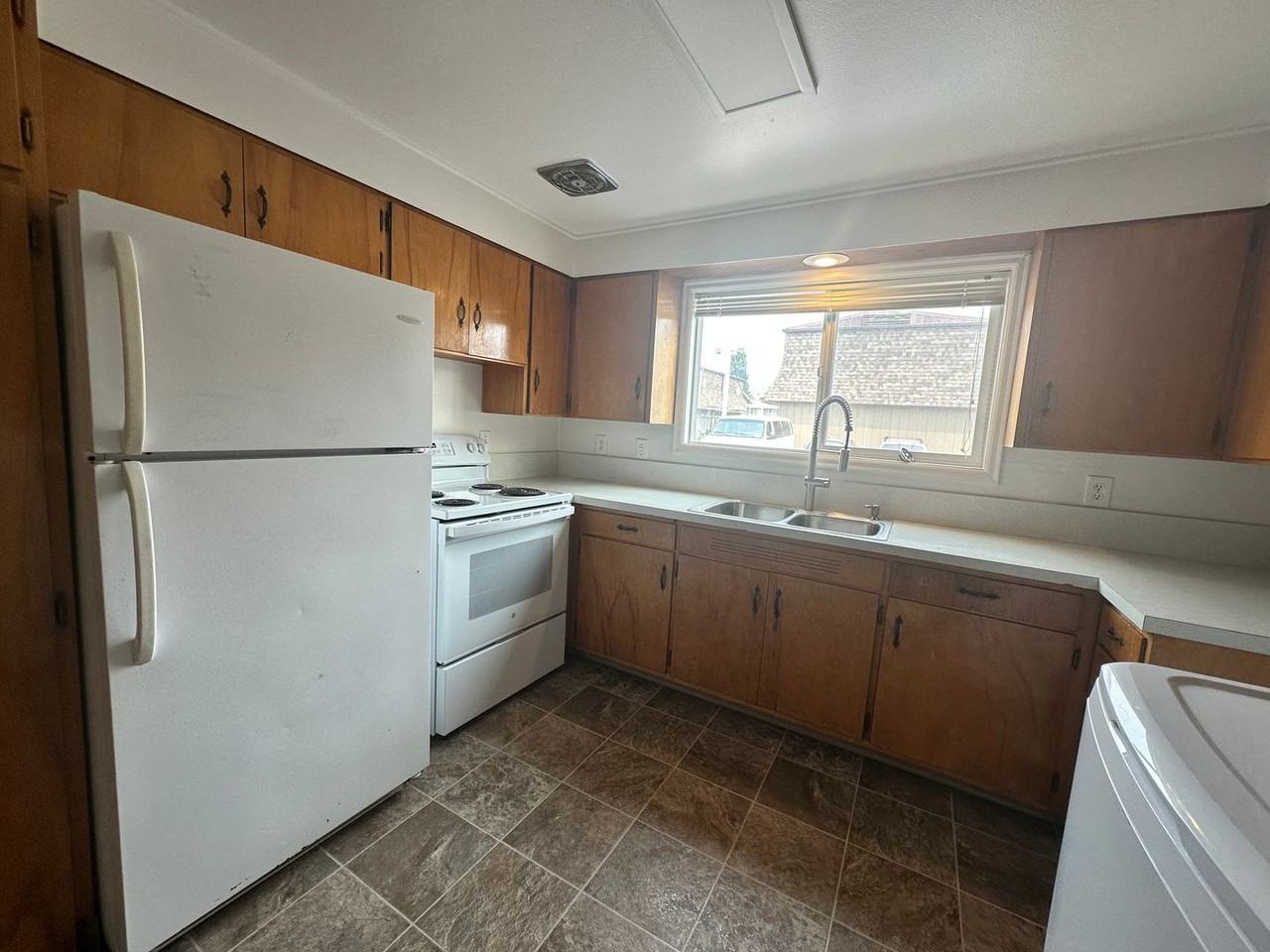 1561 Nw Highland Dr - Photo 3 of 10