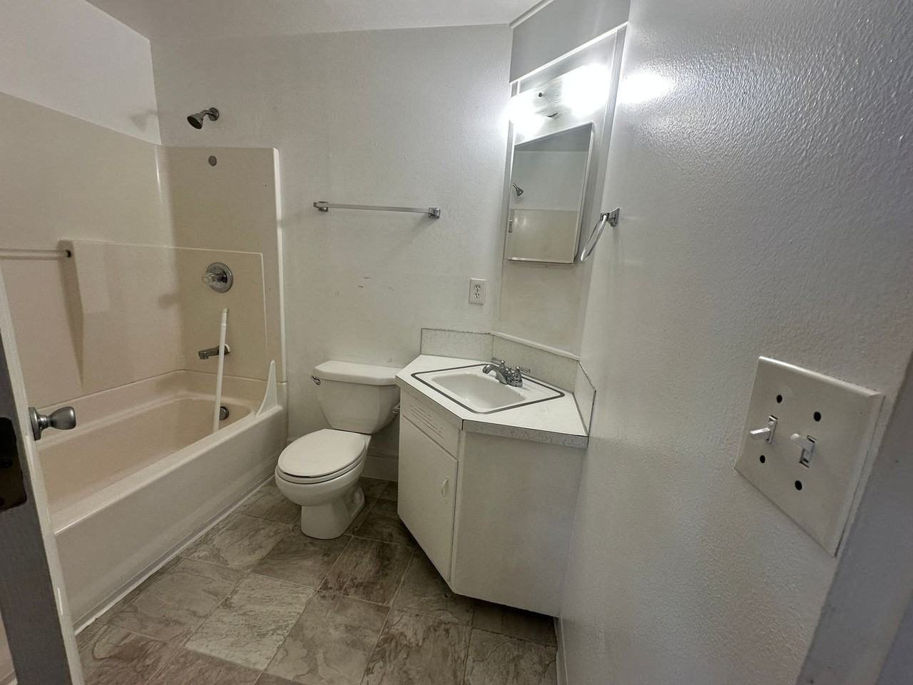 1561 Nw Highland Dr - Photo 7 of 10