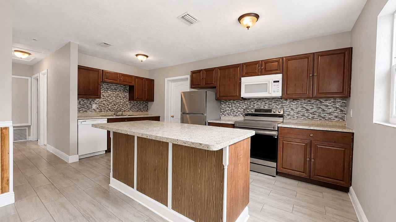 7702 Arezzo Ave - Photo 3 of 15