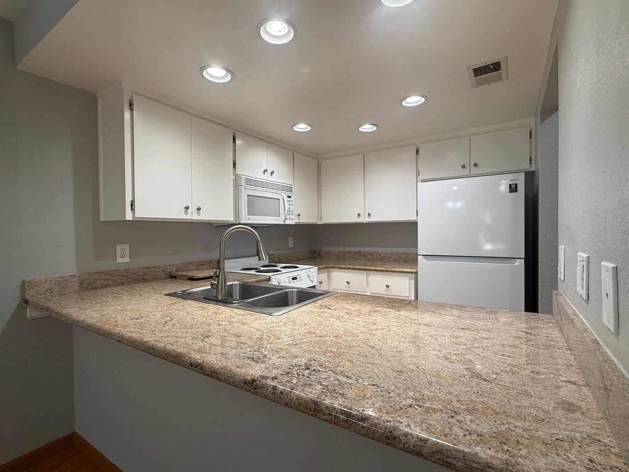 666 W Sunnyoaks Ave - Photo 2 of 13