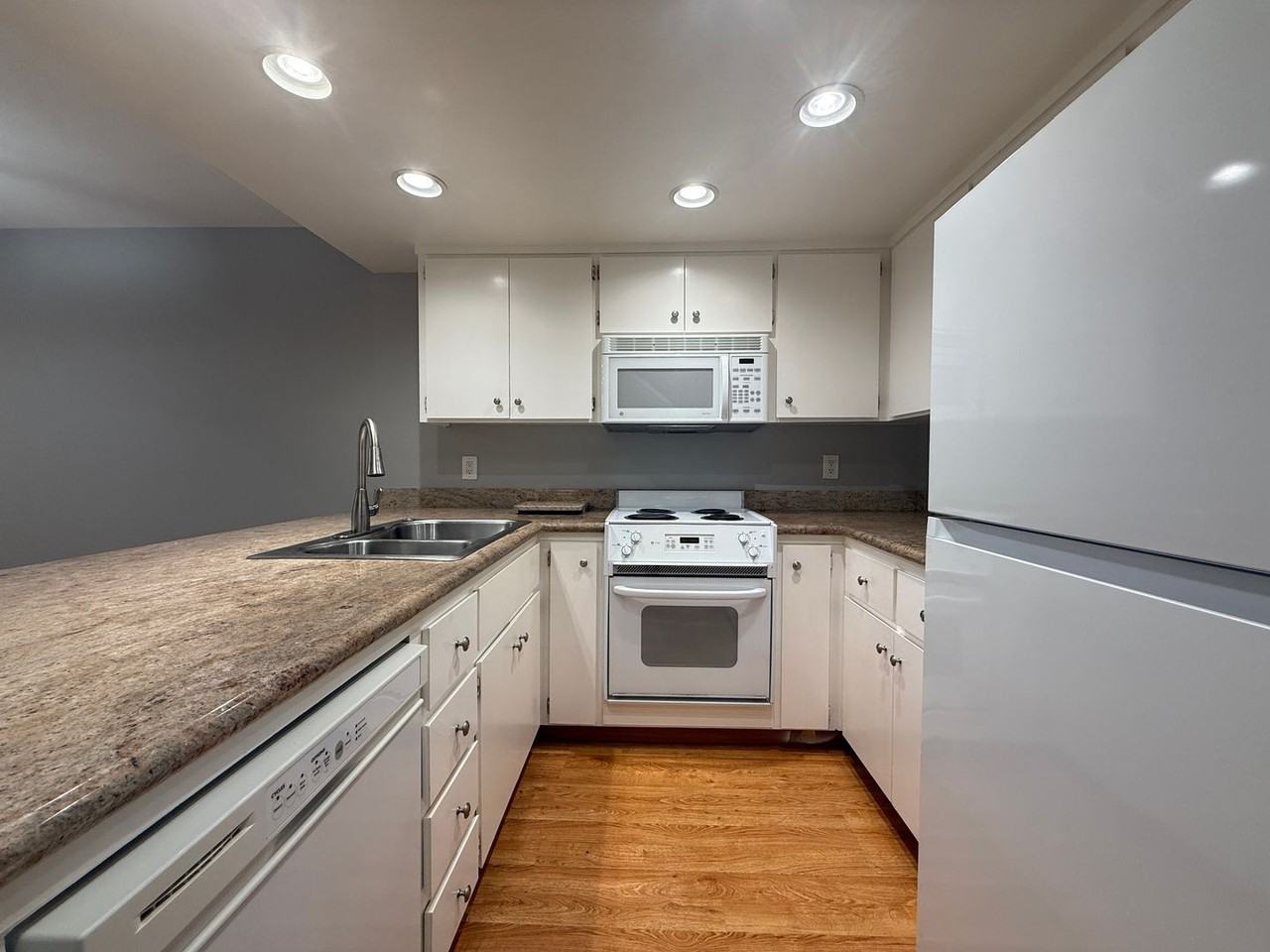 666 W Sunnyoaks Ave - Photo 4 of 13