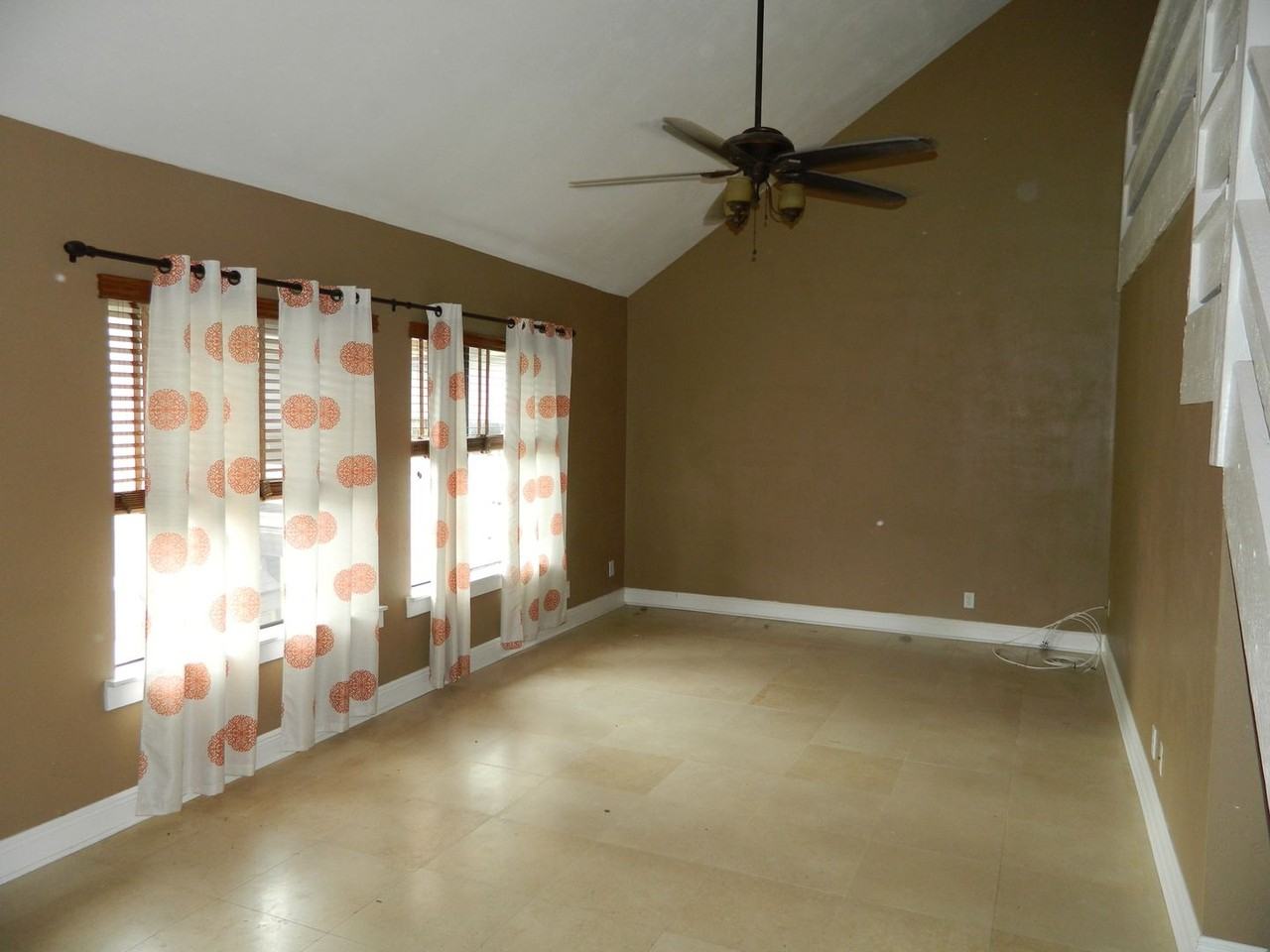 266 Orienta Point St - Photo 5 of 30