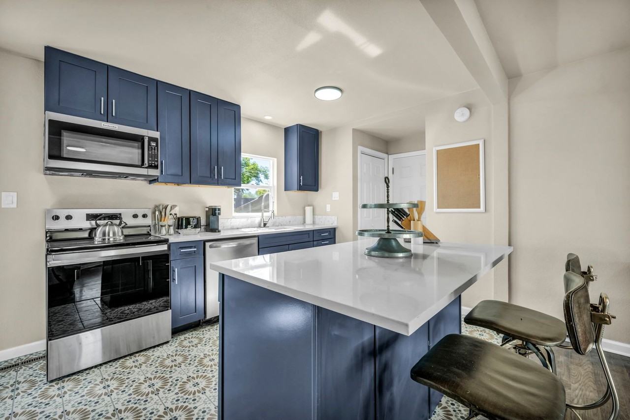 1678 Ordway Ave - Photo 3 of 50