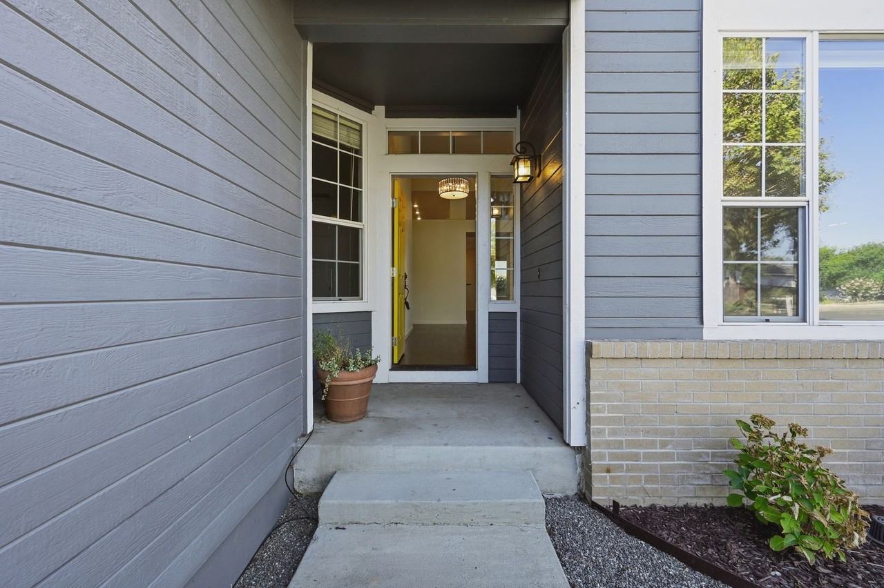 1439 Gordon Dr - Photo 3 of 50