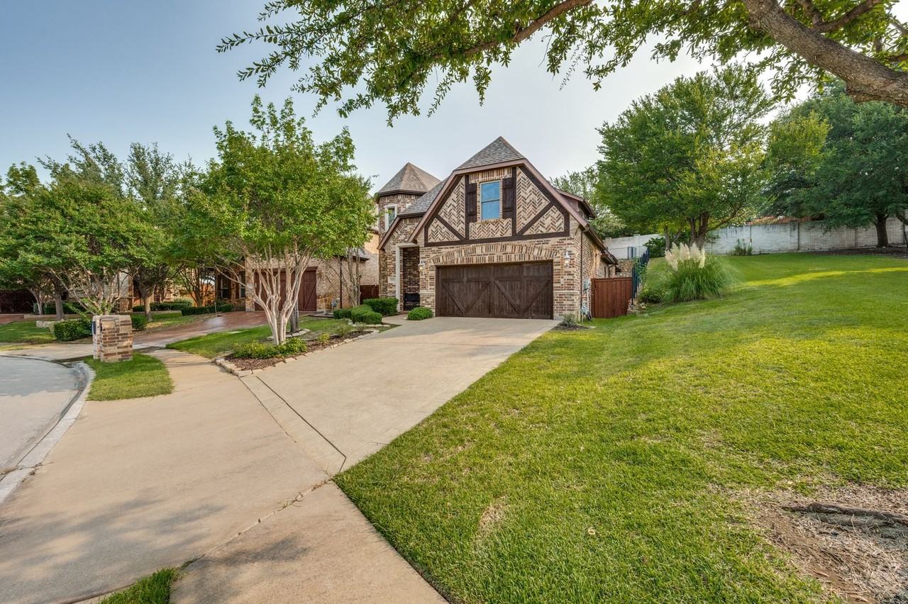 4046 E Hill Dr - Photo 2 of 26