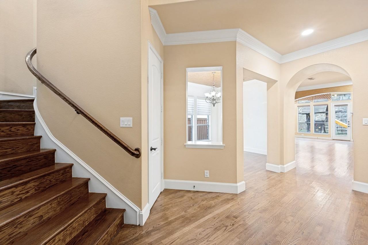 4046 E Hill Dr - Photo 4 of 26