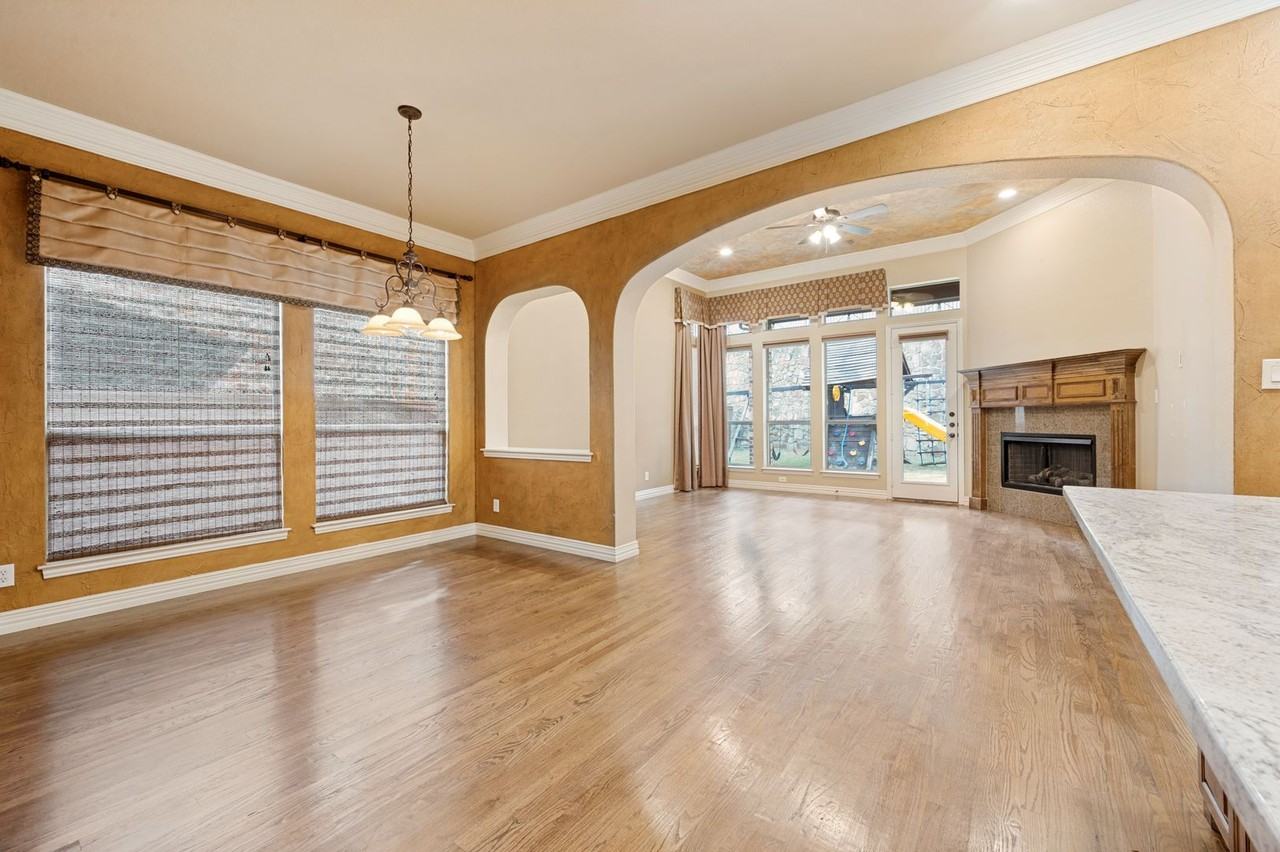 4046 E Hill Dr - Photo 5 of 26