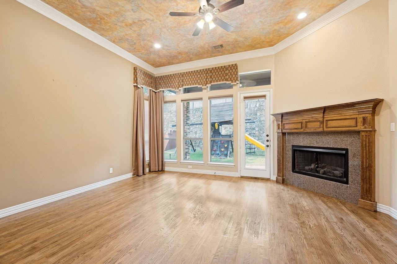 4046 E Hill Dr - Photo 6 of 26