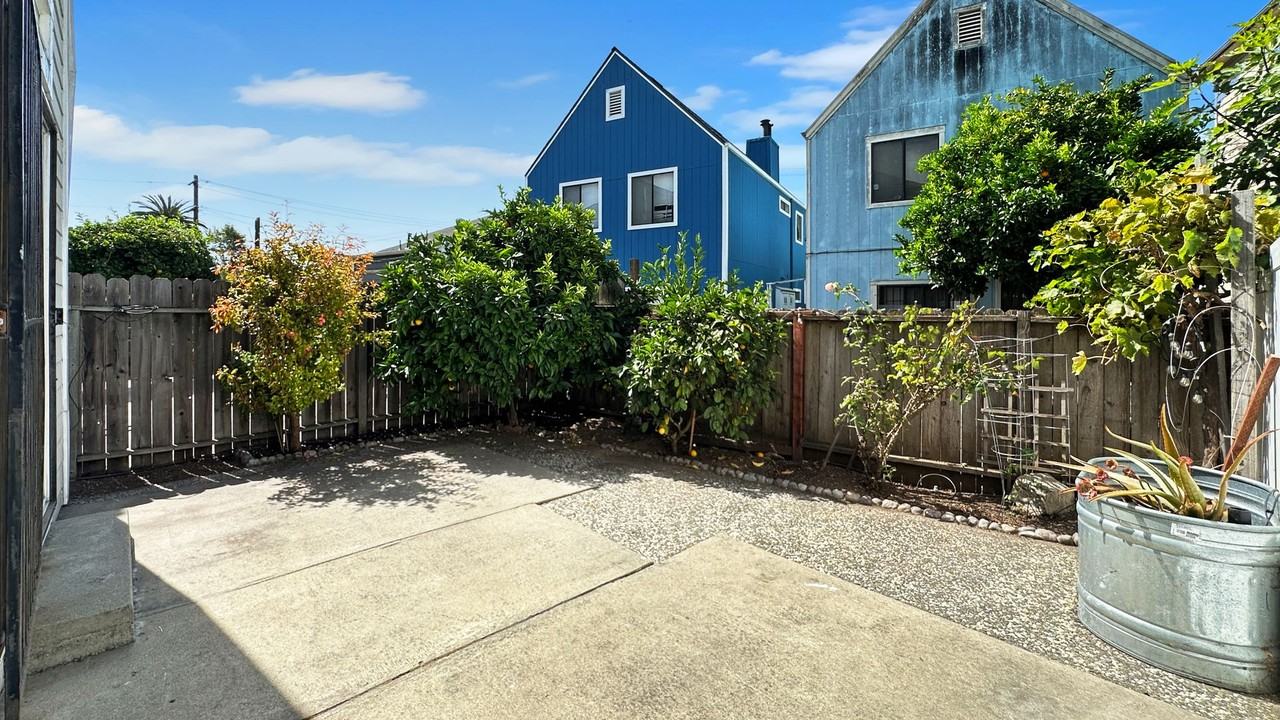 1717 Chase St - Photo 5 of 23
