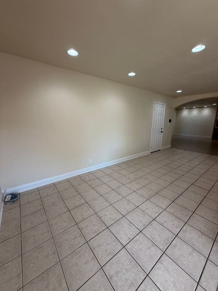 7860 Summerplace Dr - Photo 3 of 11