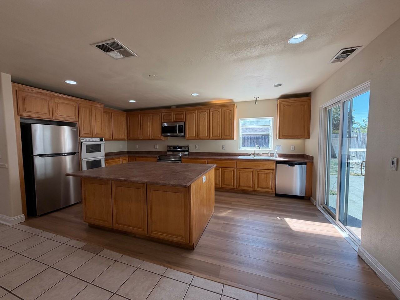 7860 Summerplace Dr - Photo 4 of 11