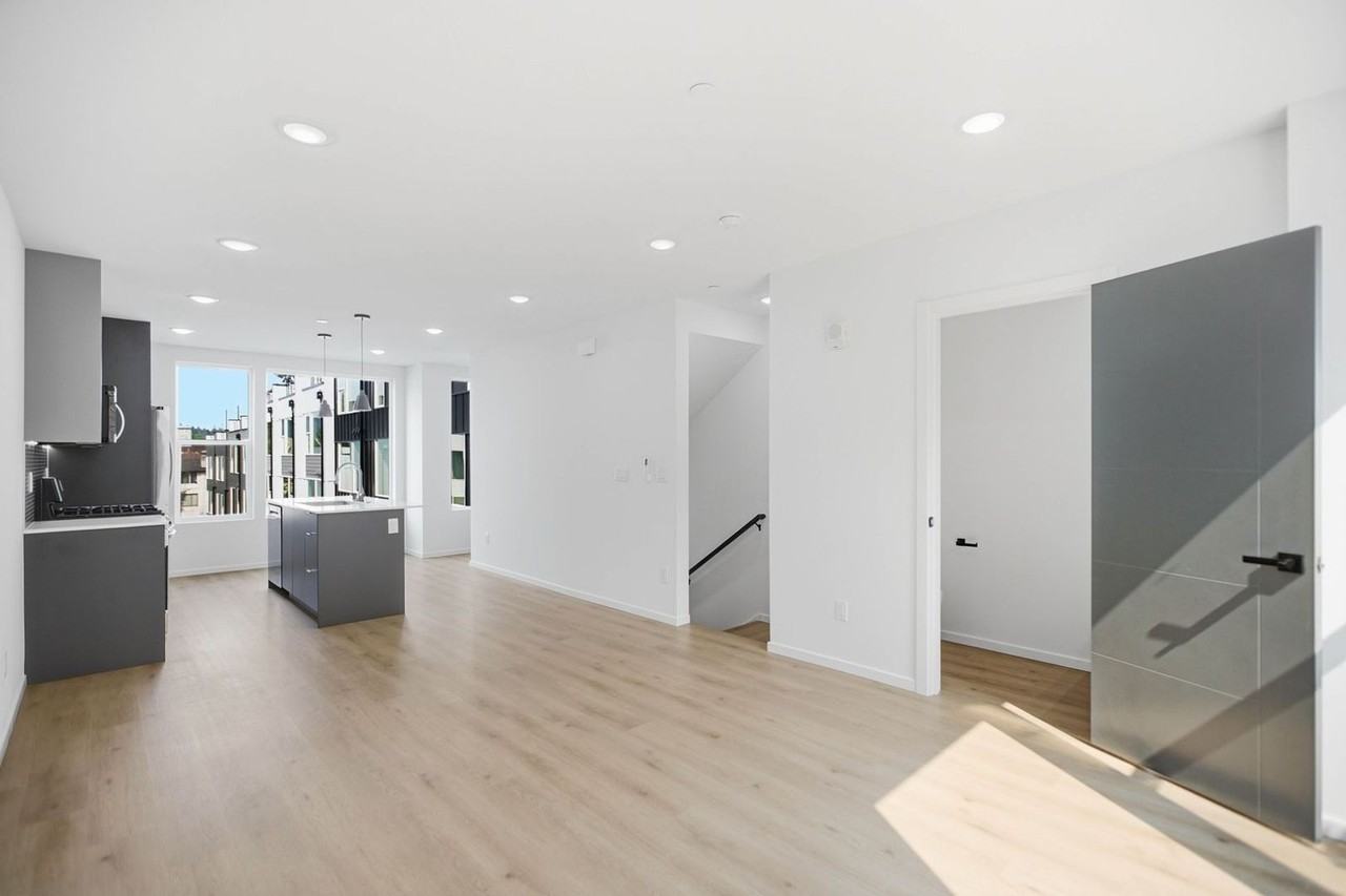 12512 35th Ave Ne - Photo 4 of 28