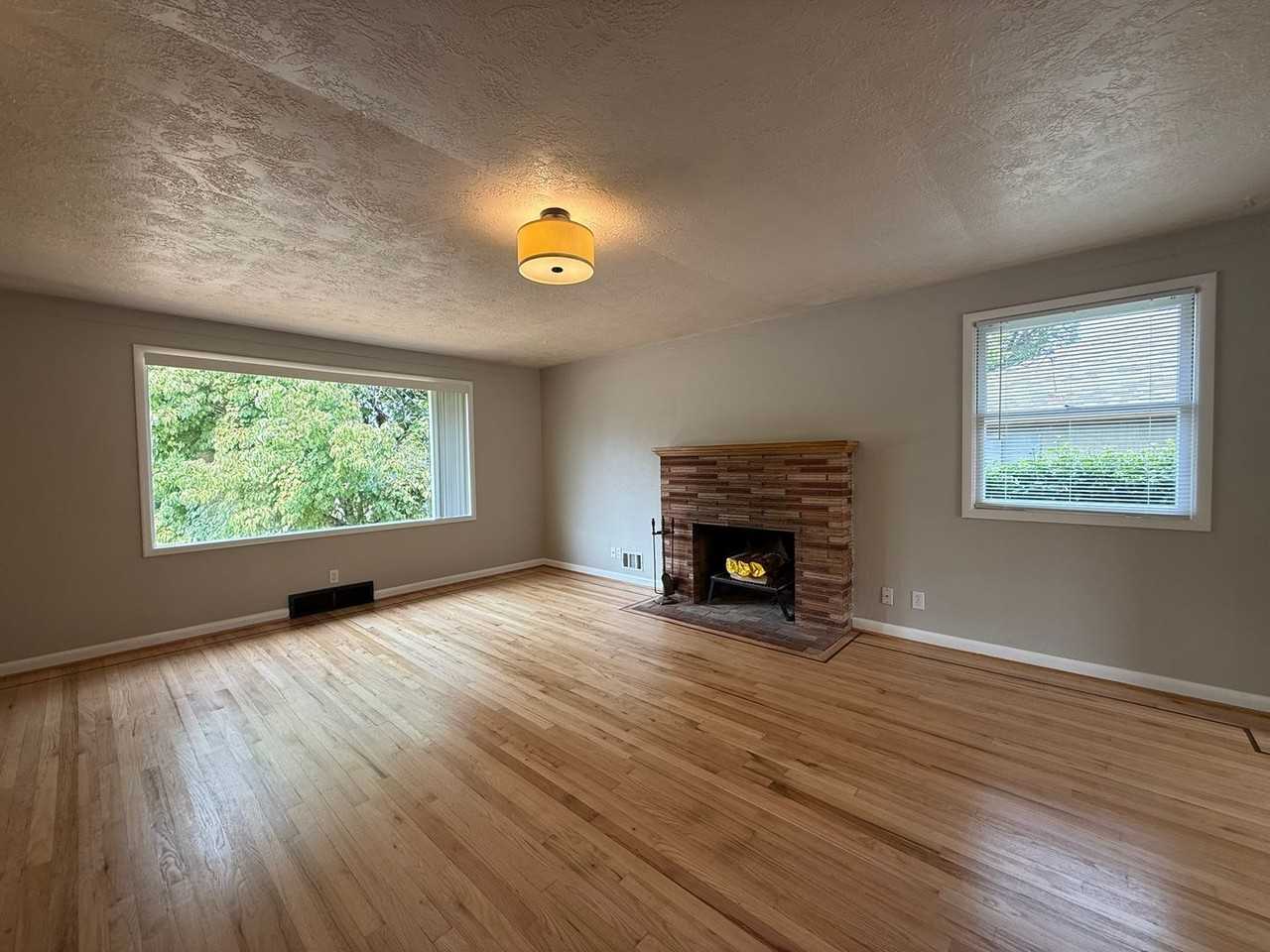 2530 Summer St Se - Photo 3 of 28