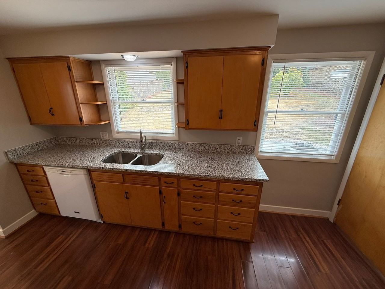 2530 Summer St Se - Photo 7 of 28