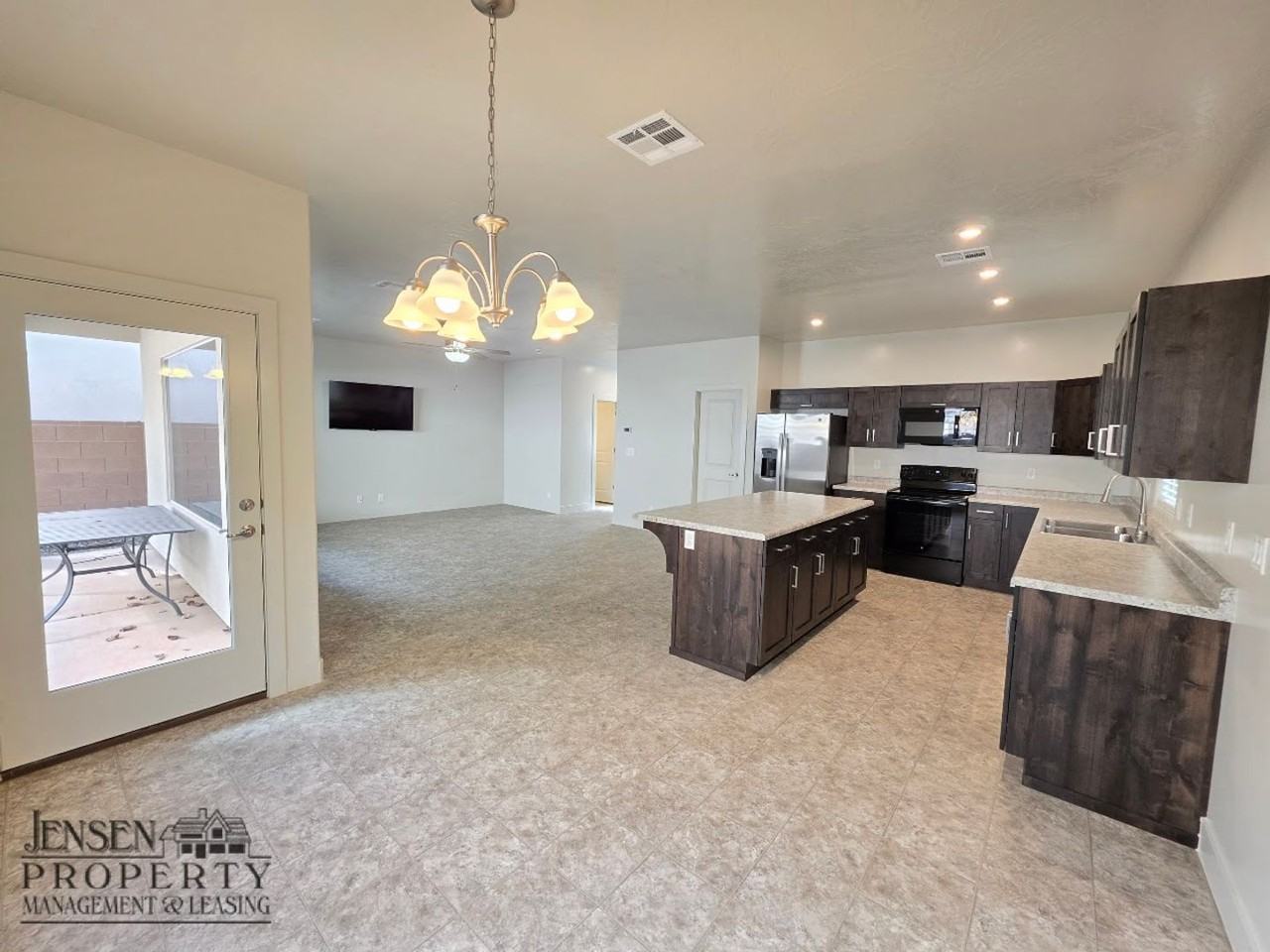 528 S Riverbed Dr - Photo 4 of 41