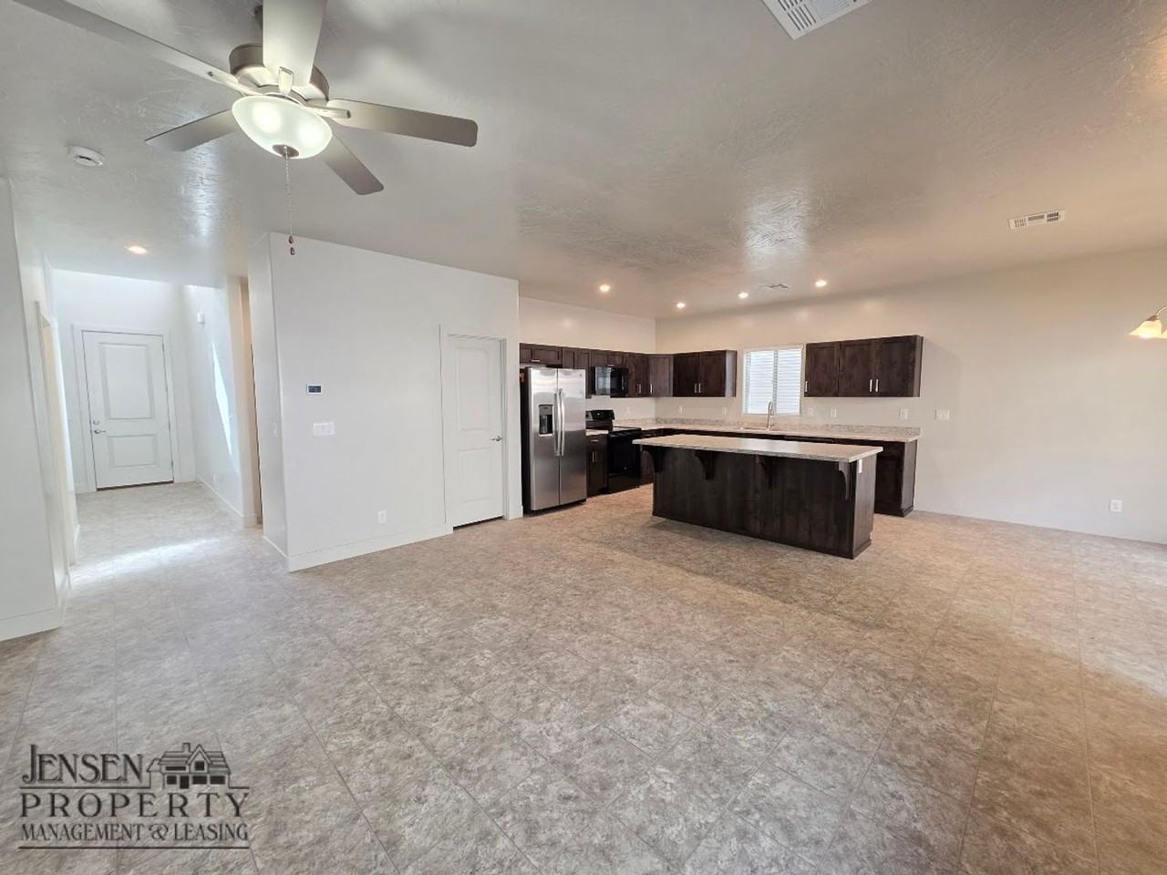 528 S Riverbed Dr - Photo 5 of 41