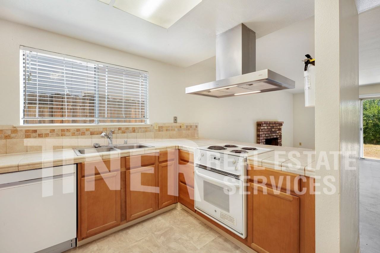3000 Nikol St - Photo 3 of 28