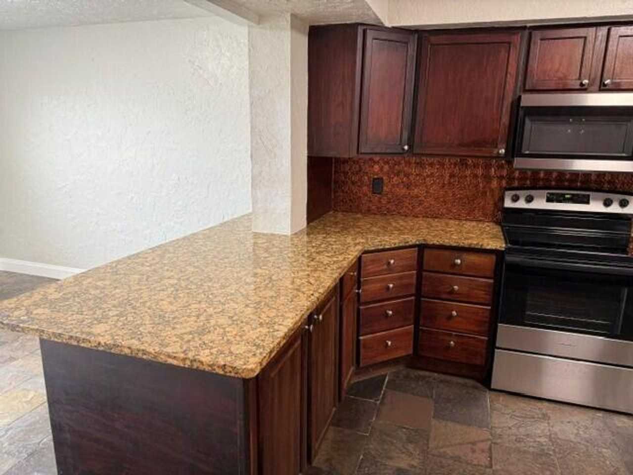 103 Ne 28th St - Photo 3 of 12