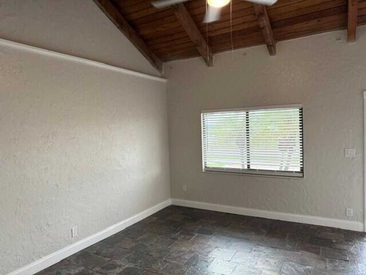 103 Ne 28th St - Photo 4 of 12