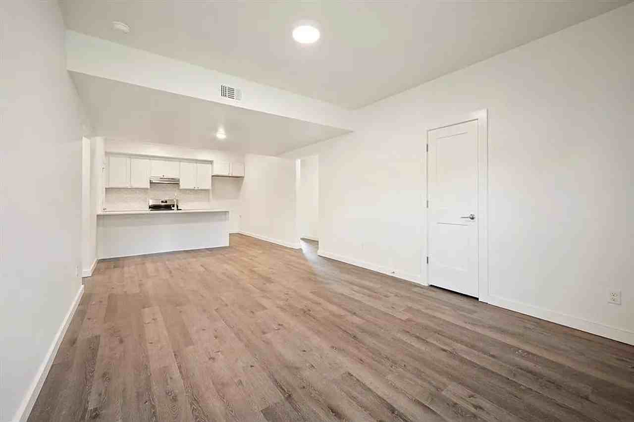 9 N State St - Photo 7 of 34