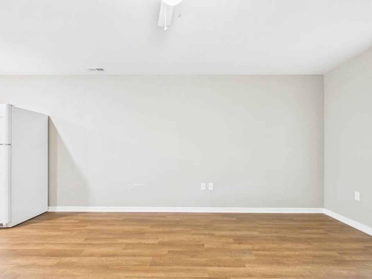 306 W Market St - Photo 2 of 28