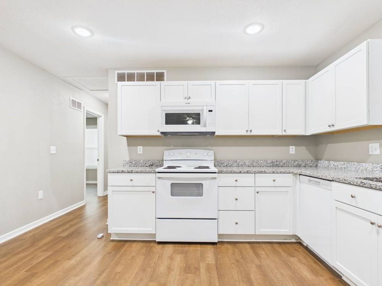 306 W Market St - Photo 4 of 28