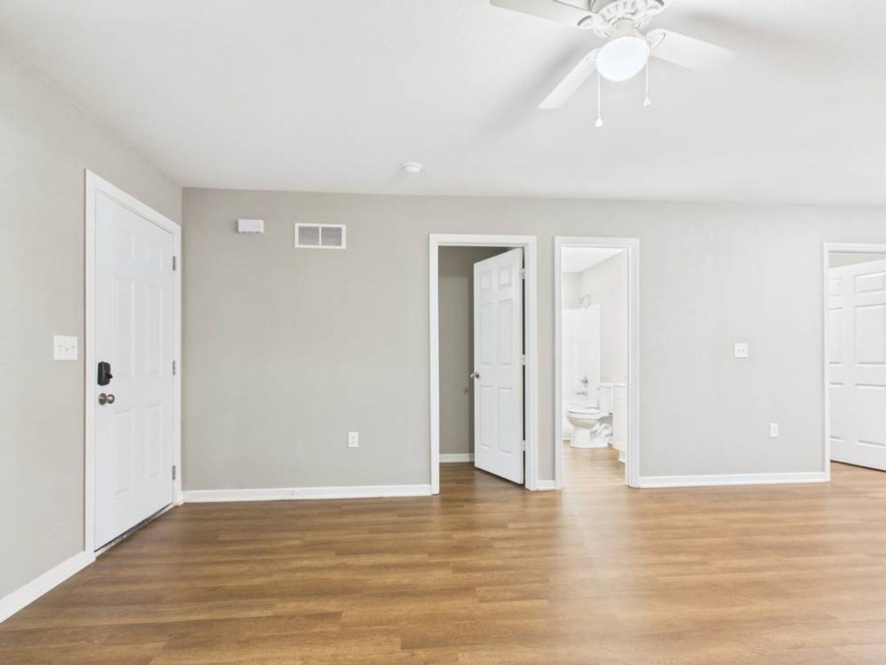 306 W Market St - Photo 6 of 28