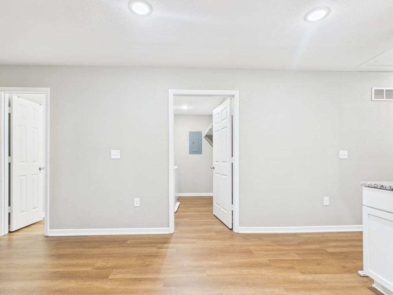 306 W Market St - Photo 7 of 28