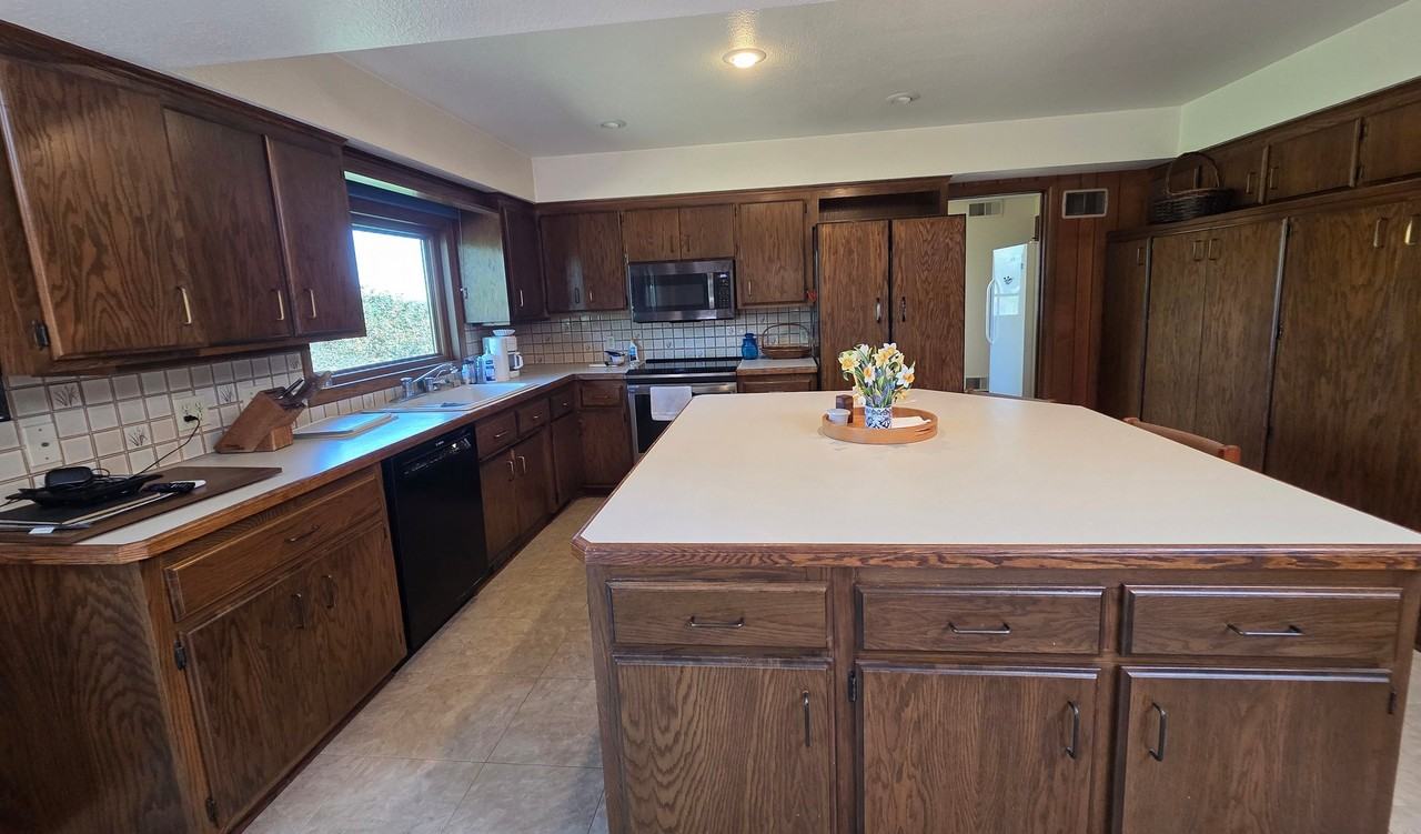 2250 Greenview Dr - Photo 4 of 20