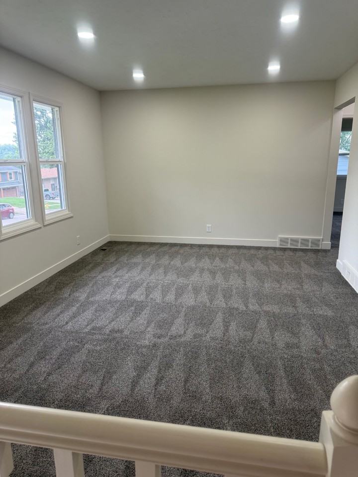 3417 S 127th St - Photo 4 of 16