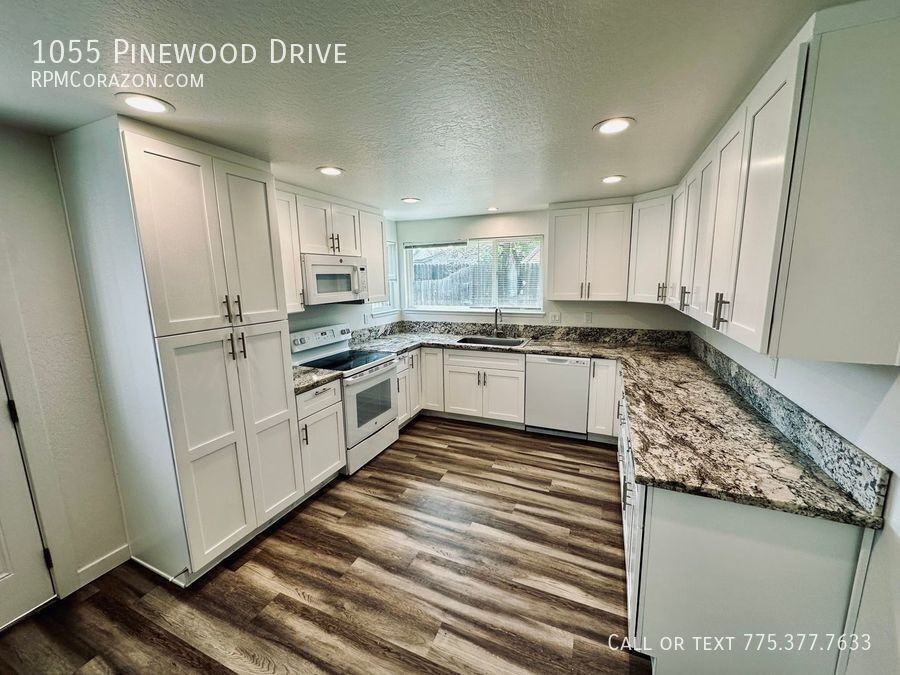 1055 Pinewood Dr - Photo 4 of 21