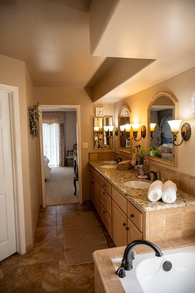 11009 Lakewood Ct - Photo 4 of 17