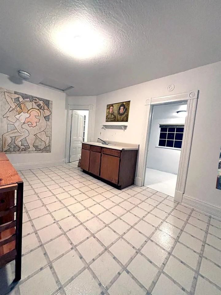 708 York St - Photo 2 of 9