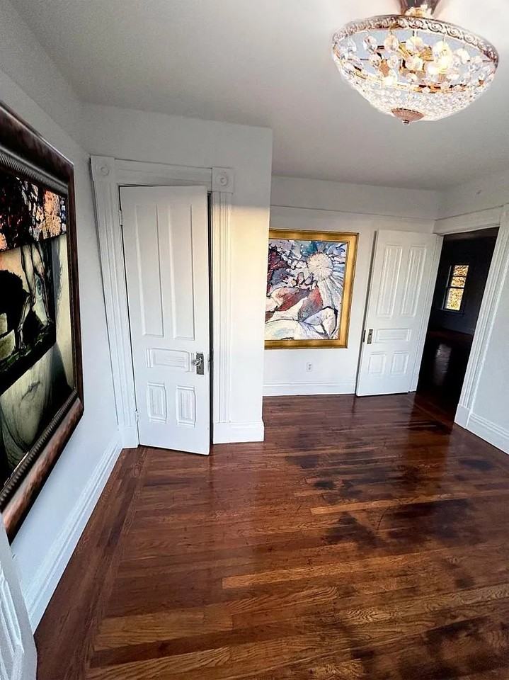 708 York St - Photo 5 of 9