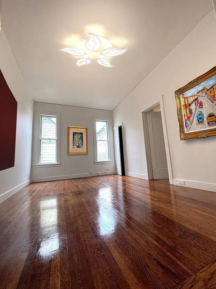 708 York St - Photo 6 of 9