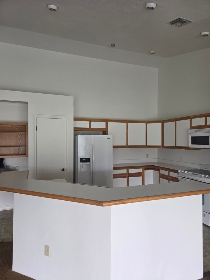 2138 Sw Alminar St - Photo 4 of 12