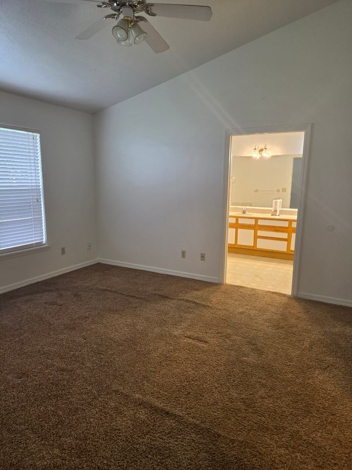 2138 Sw Alminar St - Photo 5 of 12