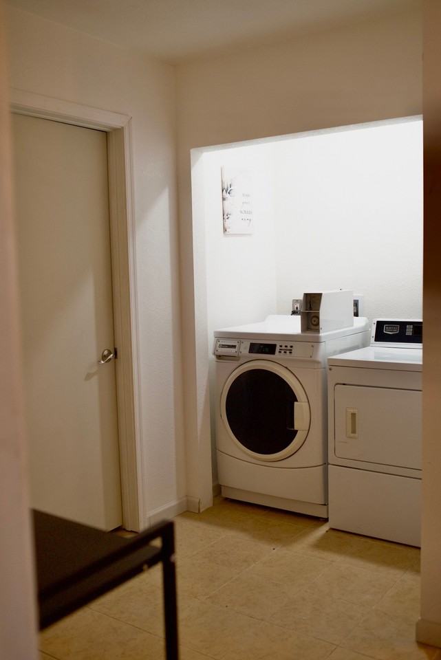 731 W 40th St - Photo 3 of 10
