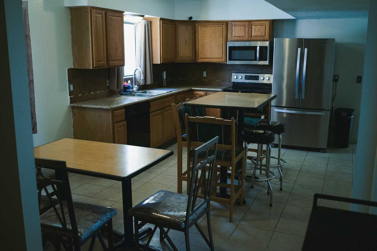 731 W 40th St - Photo 4 of 10