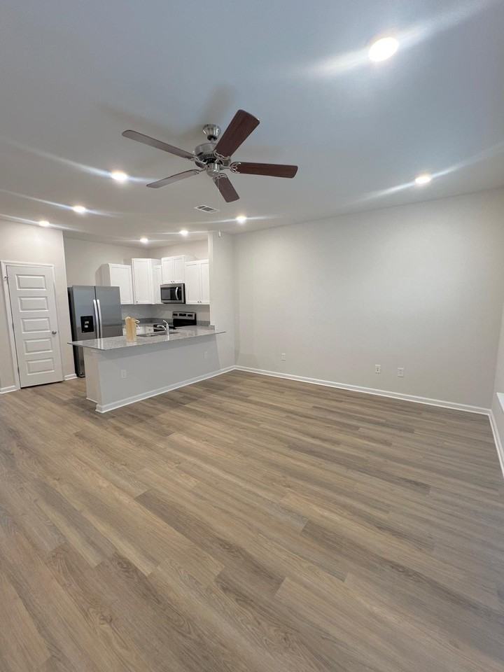 1736 Jakes Dr - Photo 2 of 15