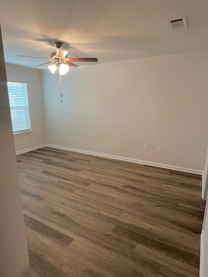 1736 Jakes Dr - Photo 3 of 15