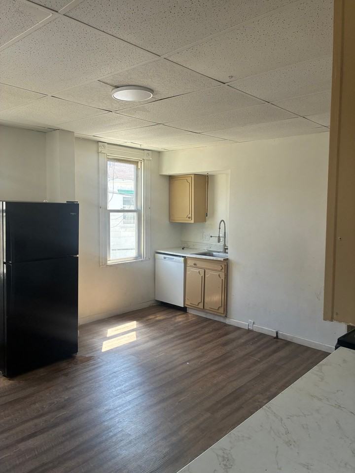 132 Amanda Ave - Photo 2 of 12
