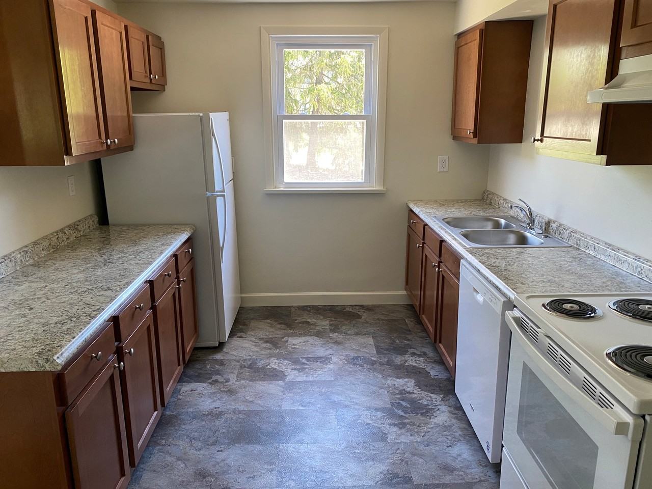 619 Robbins Station Rd - Photo 6 of 11