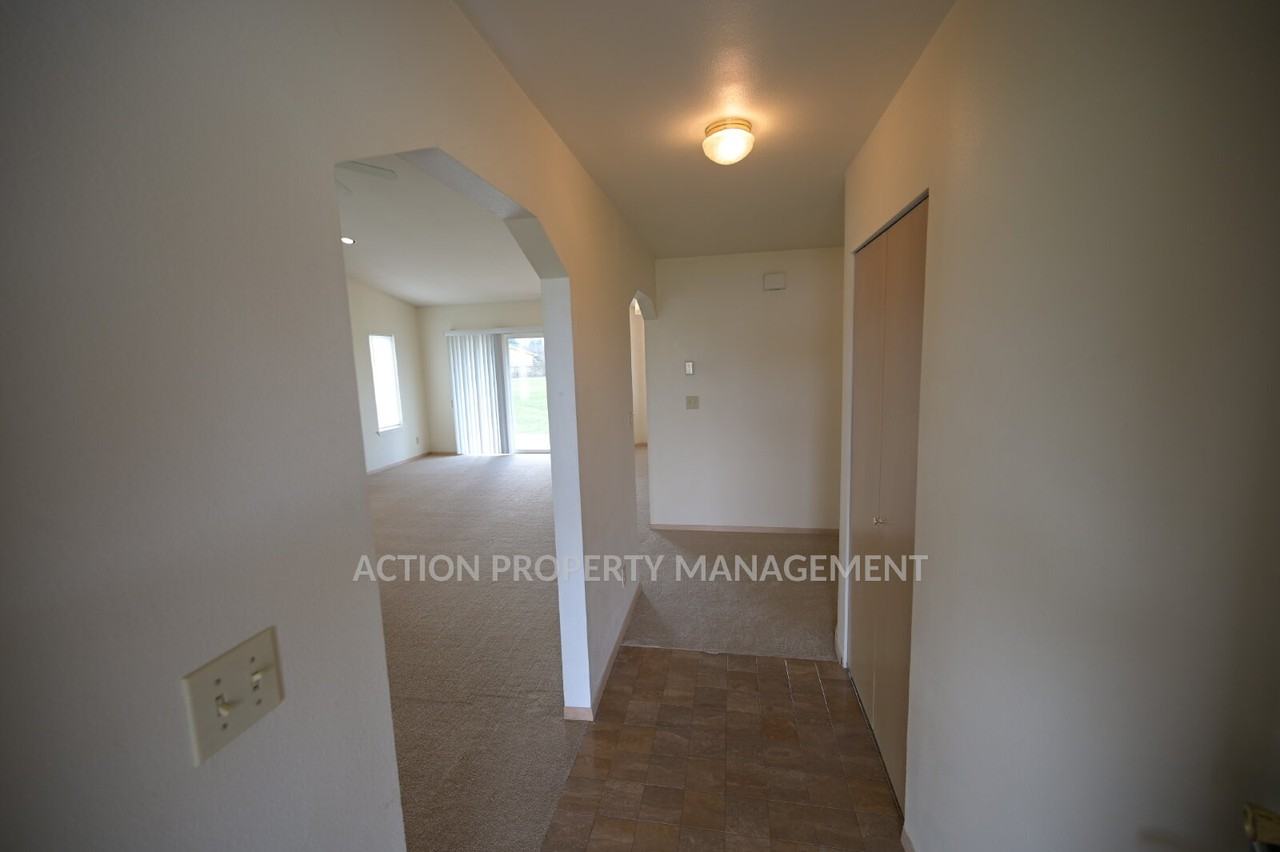 1464 Heath Rd - Photo 4 of 27