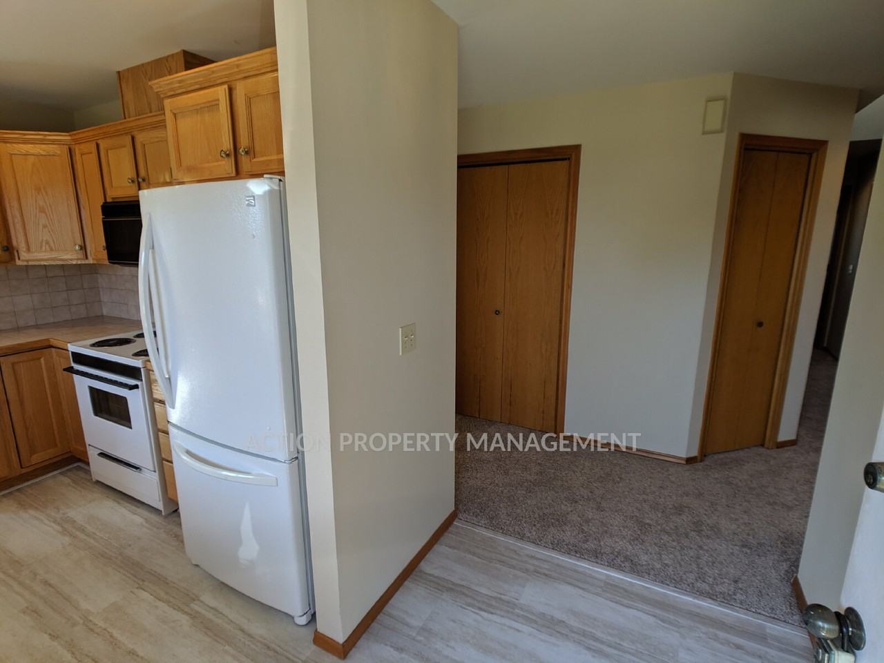 882 N Oxford Way - Photo 5 of 29